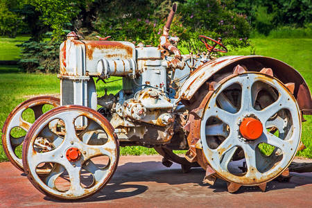 Viejo tractor oxidado