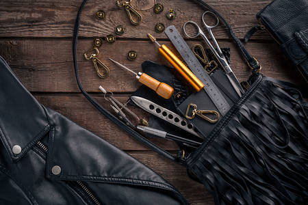 Werkzeuge und Zubehör für die Arbeit mit Leder