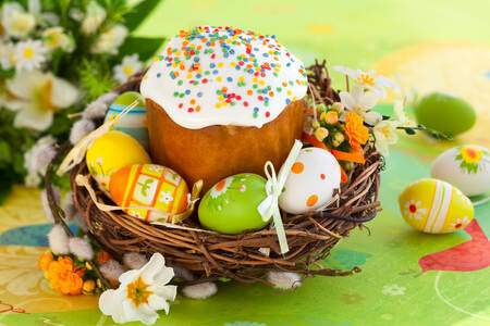 Paskalya pastası ve renkli yumurtalar