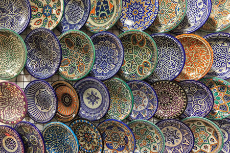 Platos de cerámica con adornos