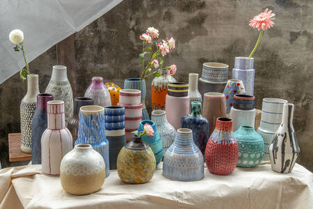 Керамические вазы на столе