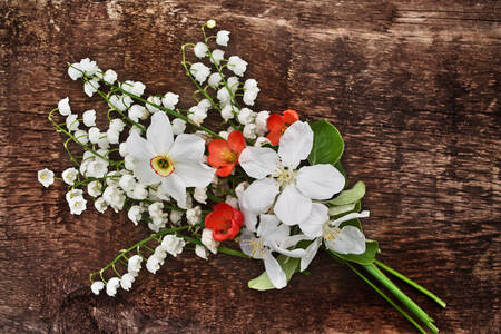 Blumenstrauß aus Maiglöckchen und Narzissen