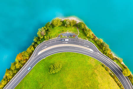 Carretera junto al lago en Suiza