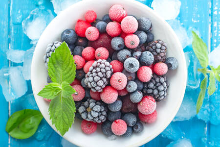 Замороженные ягоды в тарелке