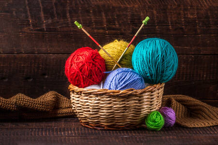 Linhas para tricotar em uma cesta