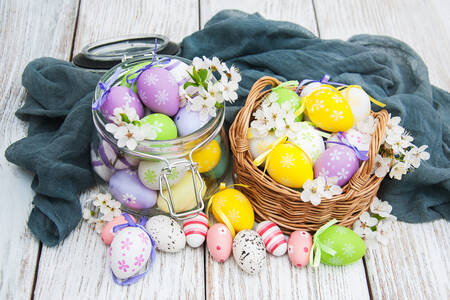 Пасхальные яйца и цветы на столе