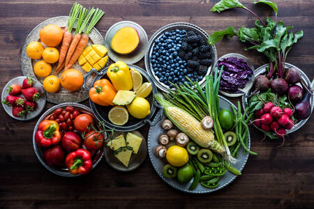 Obst und Gemüse auf Tellern
