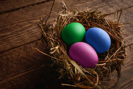 Velikonoční vajíčka ve slaměném hnízdě