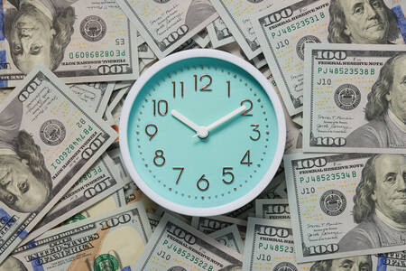 Horloges op honderd-dollarbiljetten