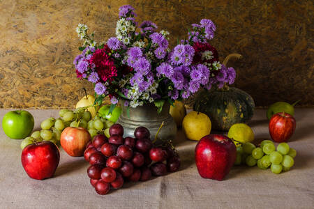 Bouquet e frutta in tavola