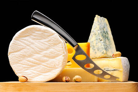 Käse auf schwarzem Hintergrund