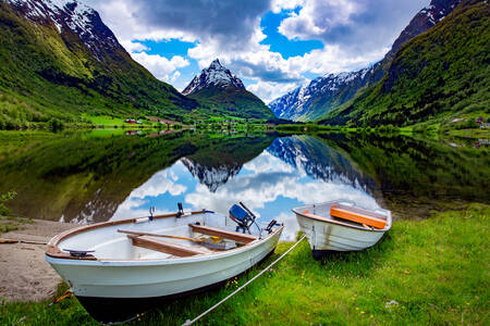 Norveç'in dağlarındaki göl