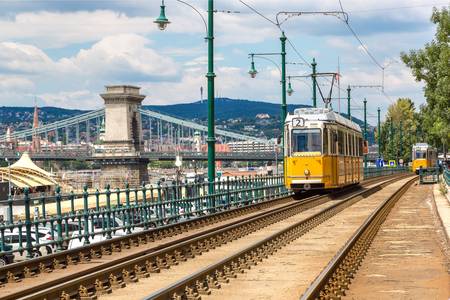 Die berühmte Straßenbahn Nummer 2 in Budapest