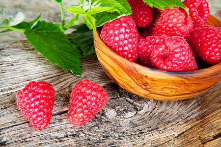 Raspberries in a bowl