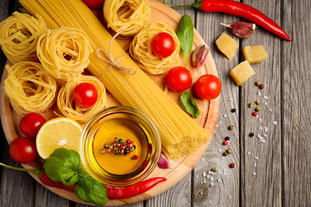 Pasta, tomaten en basilicum