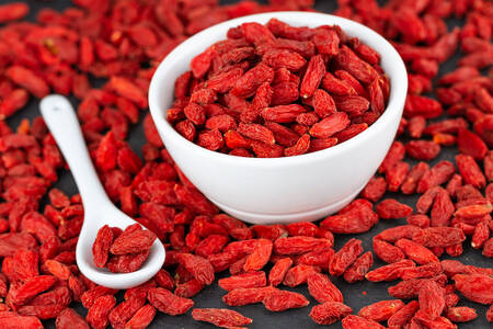 Bagas de goji em uma xícara branca