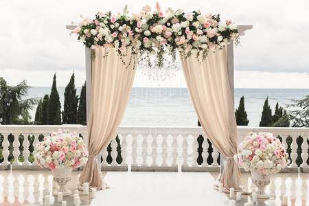 Arco de boda junto al mar
