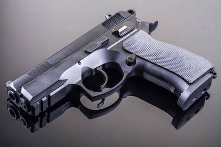 테이블 위에 9mm 권총