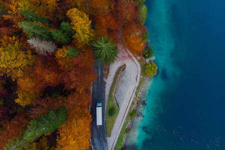 Veien langs innsjøen