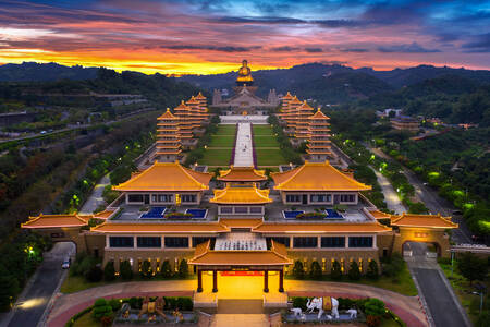 Atardecer sobre el templo budista Fo Guang Shan