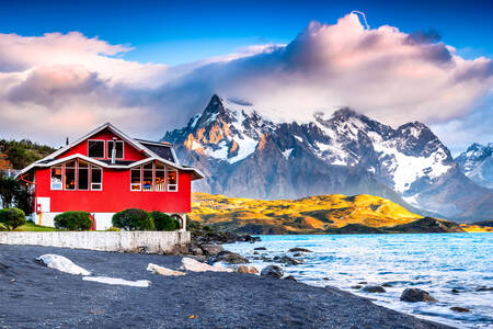 Хотел до езерото Пеое