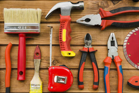 Εργαλεία σε έναν ξύλινο πίνακα
