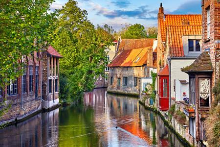 Casas medievais ao longo do canal