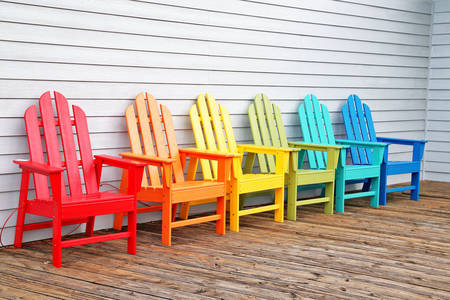 Veelkleurige houten stoelen