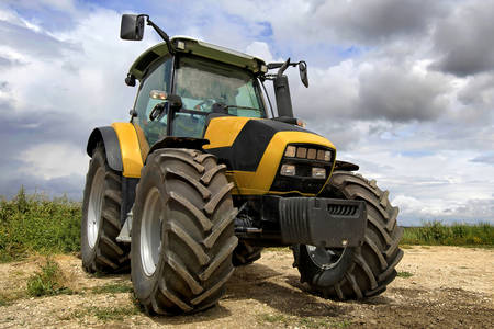 Duży żółty traktor