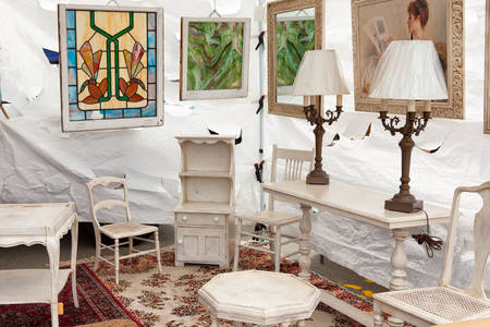 Biely starožitný nábytok