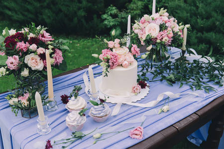 Hochzeitstorte und Blumen