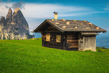 Houten hut tegen de achtergrond van de berg Schlern