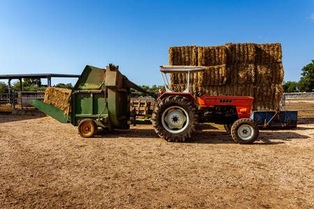 Tractor con prensa de heno