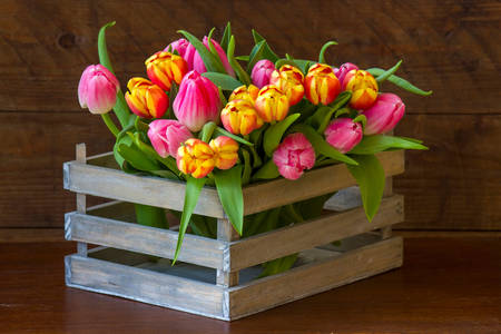 Kytice tulipánů v dřevěné krabici