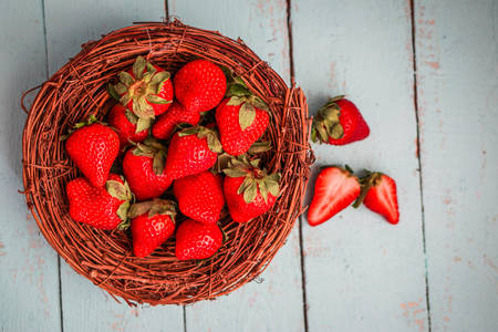 Aardbeien in een rieten bord