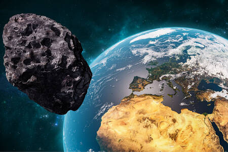 Asteroidul zboară pe Pământ