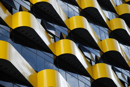 Edificio con balcones amarillos