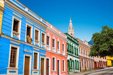 Bogota'nın merkezindeki renkli binalar