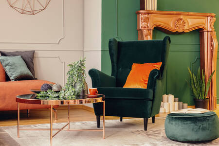 Grüner Sessel im Inneren des Wohnzimmers