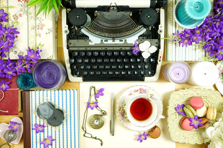 Machine à écrire et fleurs sur la table