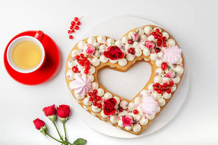 Tort w kształcie serca z kwiatami