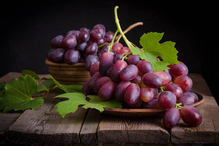 Dark grapes in a bowl