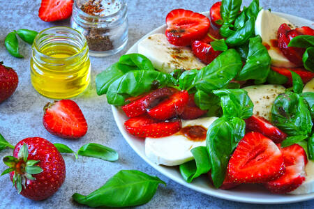 Salat mit Erdbeeren und Mozzarella