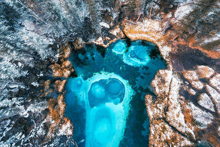 Μπλε λίμνη geyser στο φθινοπωρινό δάσος