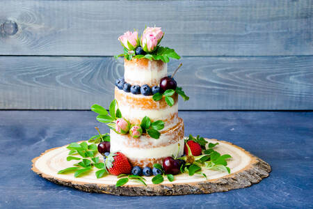 Gâteau avec des baies et des fleurs