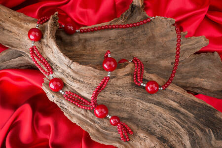 Colar vermelho sobre fundo de madeira