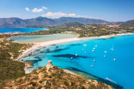 Vista de bahías y montañas