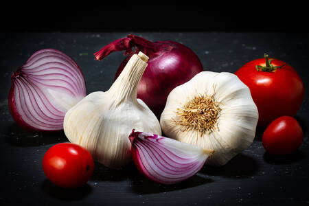 Red onion, tomatoes and garlic