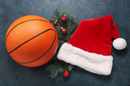 Czapka Świętego Mikołaja i koszykówka