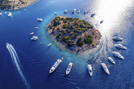 多くのヨットが浮かぶ絵のように美しい湾